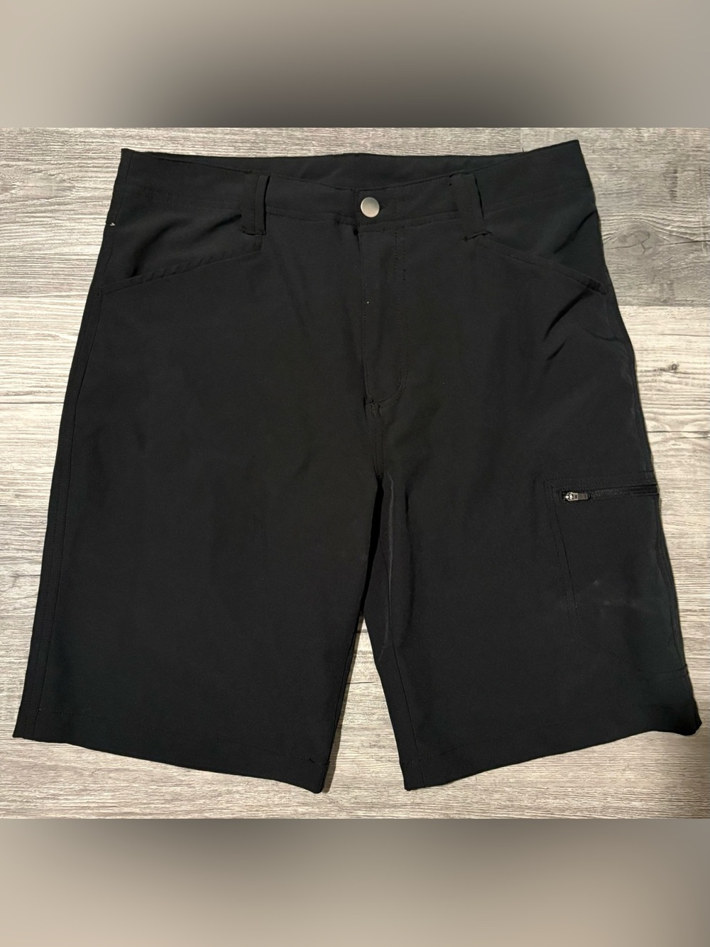 Northcrest Black Cargo Shorts for Men. Waist size 30